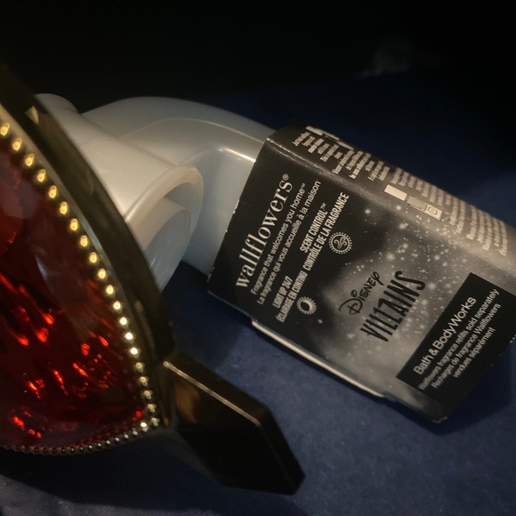 Snow White/Evil Queen Wallflower-NWT! - Picture 3 of 4